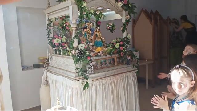 Гаура Арати Шлис Ретрит