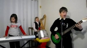 Дети исполняют песню рамштайн
