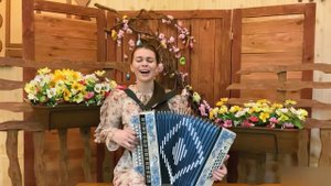 "Цветёт сирень", (красивая и душевная песня под гармонь). Поёт Диана Гранкина.