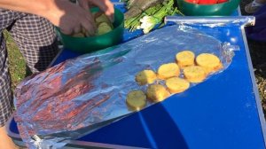 Готовим форель с овощами в фольге на углях