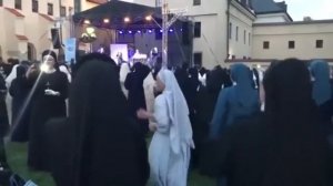 МОНАШКА Танцует!!! Это Господь господь!!! Монашка Тик Ток!!!