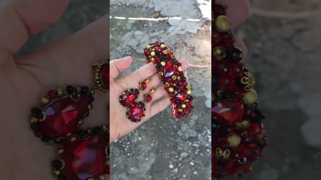 Ободок и серьги из камней и бусин