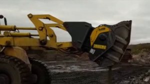 Дробильный ковш BF80.3 на погрузчике Dressta L-34