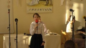 Что за дитя в хлеву чужом Мария охраняет