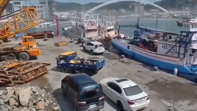 В Тайване упал автомобильный мост, в конце видео вид с воздуха ! смотреть онлайн