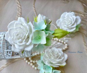 Белые розы и гортензия мятного цвета из фома/
White roses and mint-colored hydrangea from foamiran