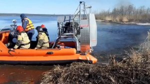 Горит сухая растительность в прибрежной зоне ижевского пруда