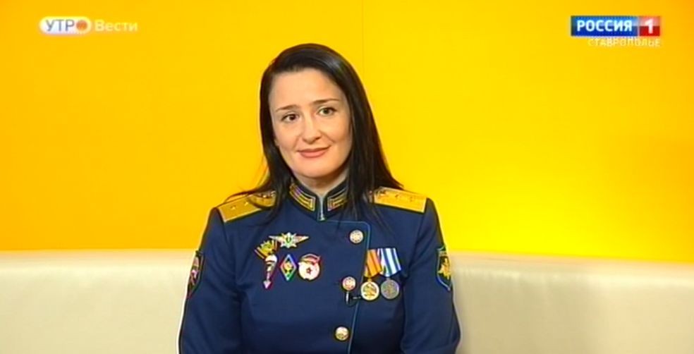 Женщины-военнослужащие готовятся принимать поздравления с 23 Февраля