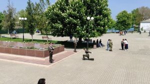 У братской могилы молодогвардейцев