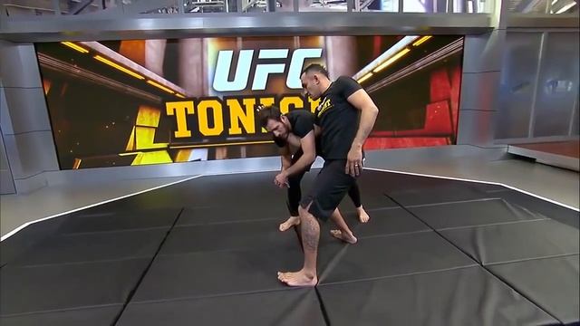 Как делать коронный приём Тони Фергюсона - Удушение Д'Арсе смотреть онлайн