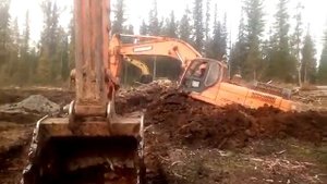 Экскаватор Doosan DX340LC работает в нечеловеческих условиях