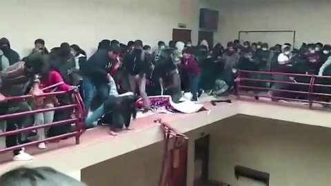 В Боливии семь человек погибли из-за давки на студенческом собрании и рухнувших перил