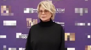 Лина Арифулина утеплилась для похода в театр