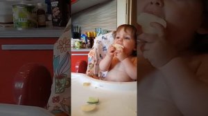 Ребенок орет,но ест лук, Ржака,смотреть до конца😂😂😂
