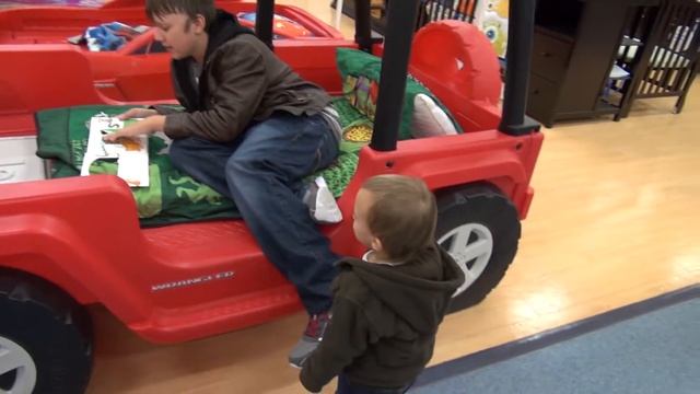 ПОКУПАЕМ ДЕТСКОЕ АВТОКРЕСЛО.ГУЛЯЕМ ПО МАГАЗИНУ . смотреть онлайн