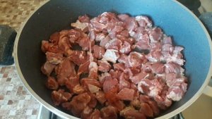 жареные мяса с луком и помидоре.