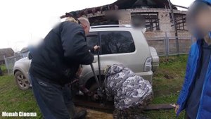 Внедорожник Mitsubishi Pajero застрял, а Чип и Дейл спешат на помощь вытащить машинку возле дома.
