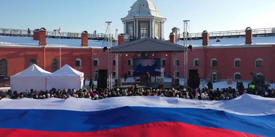В Петербурге развернули огромный триколор в честь 23 февраля