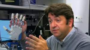 Cientistas criam prótese de mão que confere sensação de tato a amputado