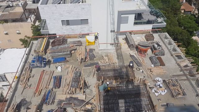 Башенный кран! Подача досок на низ смотреть онлайн