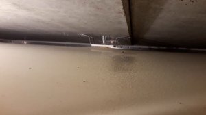 Что делать, чтобы на натяжной потолок не сыпался мусор?