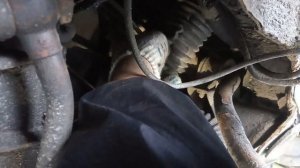 Mercedes Vito w638 устанавливаем пыльник крестовины рулевой колонки.