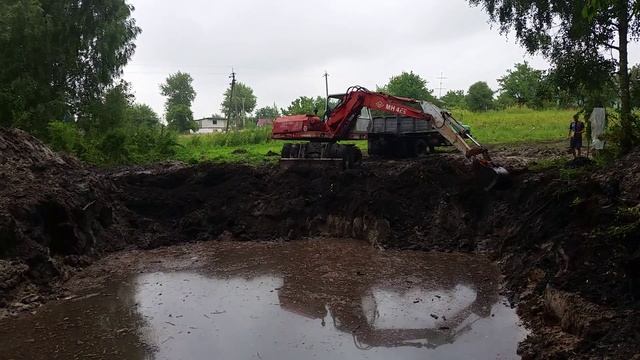 Пруд на участке-6 Третий день Копаем водоем на участке!!! Вода все пребывает смотреть онлайн