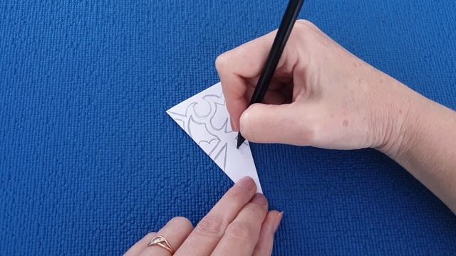 Как вырезать нежные снежинки из бумаги. Ажуоная снежинка из бумаги.Красивый узор для снежинки.