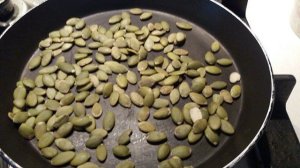 Овощной салат с семечками и творожным сыром