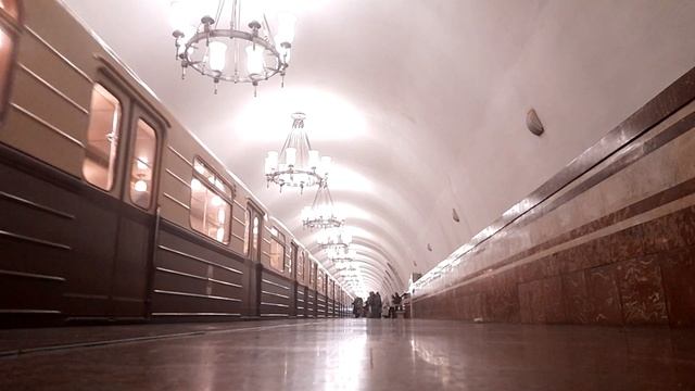 Подписчик @0E631 помог словить его! Ретро-поезд "Сокольники" на станции "Фрунзенская" смотреть онлайн