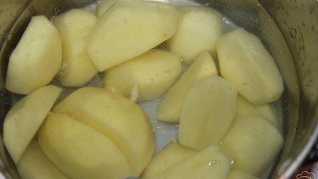 Молодой картофель с подчеревком и укропом