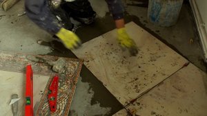 Укладка плитки,молоток плиточника