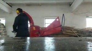 Переработка древесных отходов в щепу. Recycling of wood waste into chips for heating boiler.