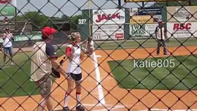 Carrie Underwood at Softball Game смотреть онлайн