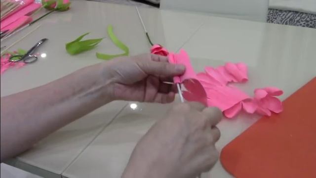 Самый простой способ создания цветов из гофрированной бумаги смотреть онлайн