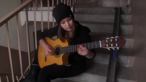 Девушка играет красивую мексиканскую музыку