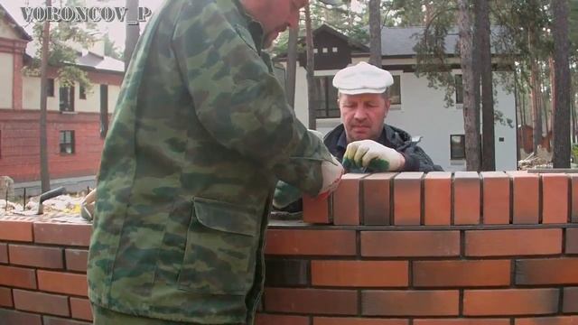 Кладка облицовочного кирпича на ребро при завершении забора. смотреть онлайн