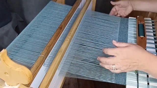 Ткачество. Техника для уплотнения полотна на настольном ткацком станке с двумя бëрдо