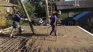 Вибрирование бетона при заливке монолитного межэтажного перекрытия