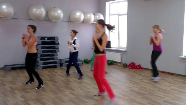 Аэробика. Подключаем движения рук.)))(5) смотреть онлайн
