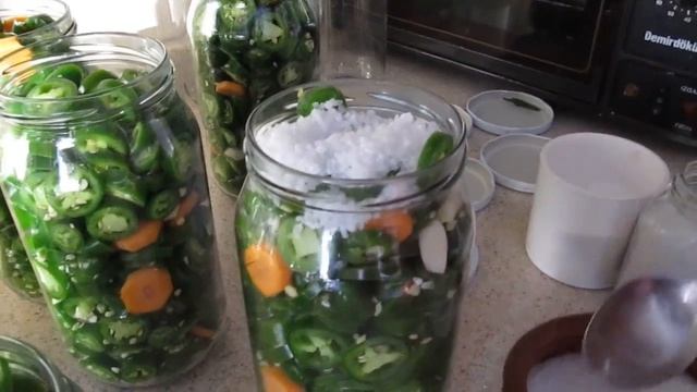 Турецкое туршу.Супер острый перец с морковкой.