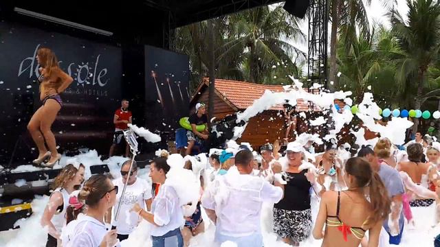 Вьетнам, Муйне, отель DESSOLE Sea Lion Beach Resort, май 2018. Пенная дискотека.