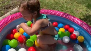 Детки купаются в бассейне