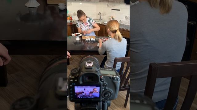 Съёмки -2 часть. Чистим яйца смотреть онлайн