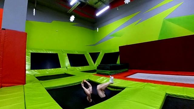 ТОП 5 ПРОСТЫХ НО КАЙФОВЫХ ТРЮКОВ НА БАТУТЕ! ТРЮКИ НА БАТУТЕ! (TOP 5) смотреть онлайн