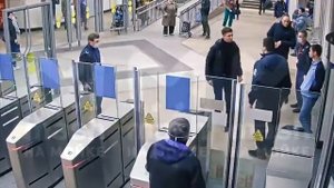 Псих с ножом. Метро Комендантский проспект. Спб. 28.04.2022
