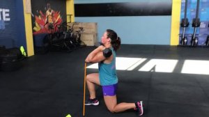 Выпады с гантелями на плечах