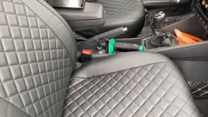 Установка авточехлов из экокожи в ромб для Skoda Rapid. Подшив сидений.