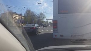 Вологодский регулировщик не знает знаков регулировщика.