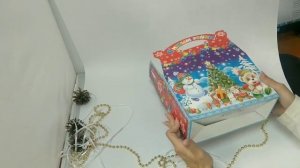 Видео-инструкция по сборке  новогодней  подарочной упаковки для конфет «Тройка 1.5» 1500 гр.